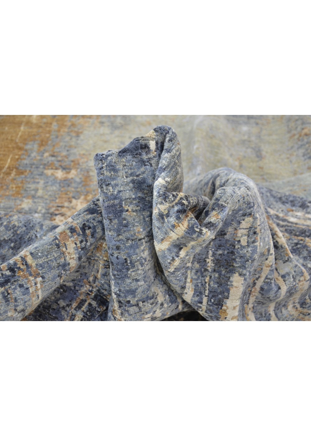Abstracta Hand-Woven Wool And Silk Rug 302x199 cm AND237078302X199601